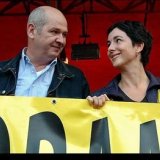 2004 Jan Marijnissen en Femke Halsema vinden elkaar op het podium van platform Keer het Tij op 2 oktober op de Dam. 